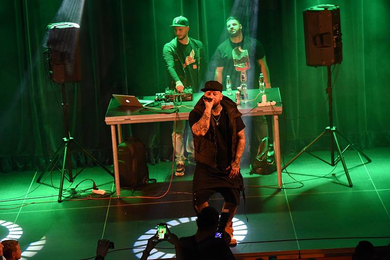 Slovenský raper Kali bavil fanoušky v Městském společenském domě v Kolíně jen třičtvrtěhodinku.