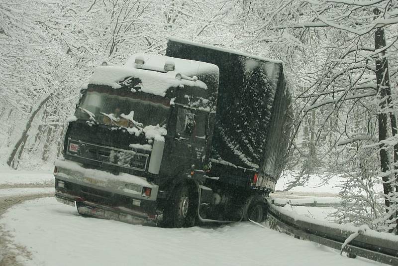 Mezi Krupou a Kostelcem neměly těžké automobily šanci. 