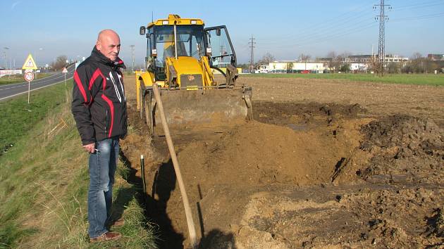 Výstavba vodovodního přivaděče z Radimi do Peček, listopad 2013