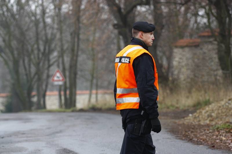 Přístup ke spadlému bitevníku nyní střeží vojenská a státní policie.