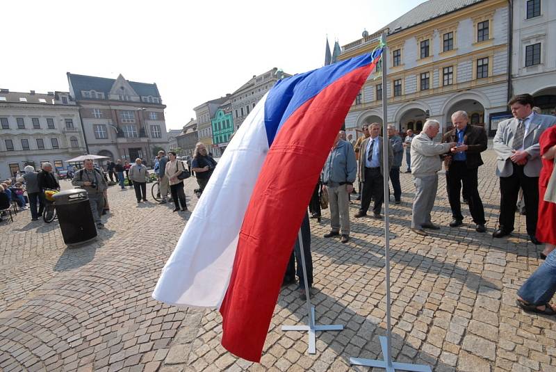 Na náměstí vyhrávala Starostova 12 a vzduchem létali soudruzi.