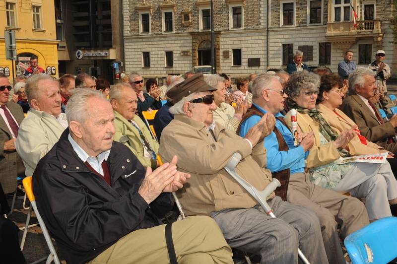 Na náměstí vyhrávala Starostova 12 a vzduchem létali soudruzi.