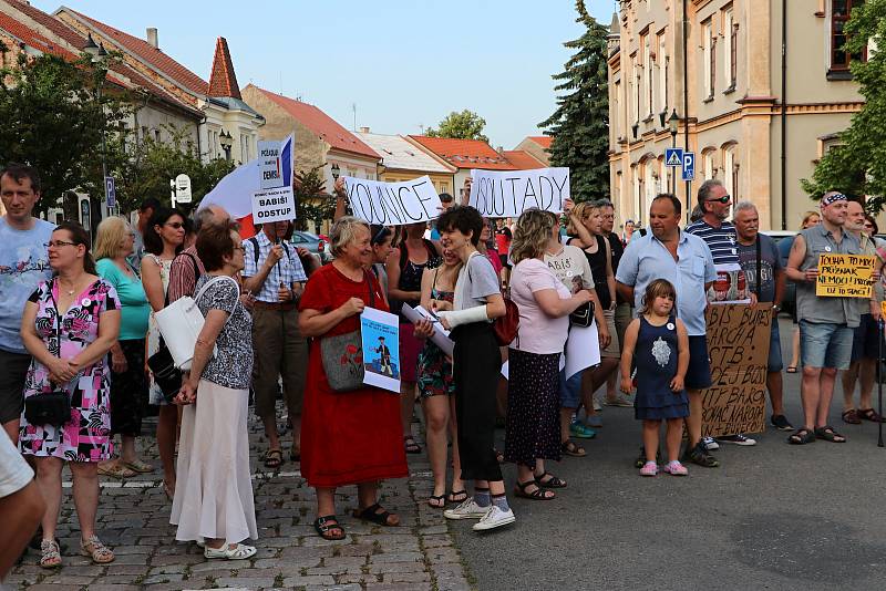 Z protibabišovské demonstrace v Českém Brodě.