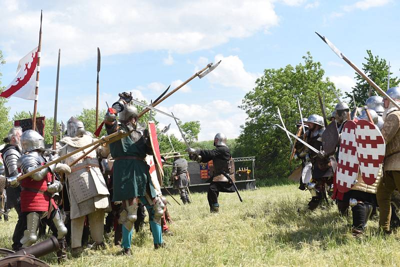 Z rekonstrukce historické bitvy 'Válka růží' na jízdárně v Kolíně.