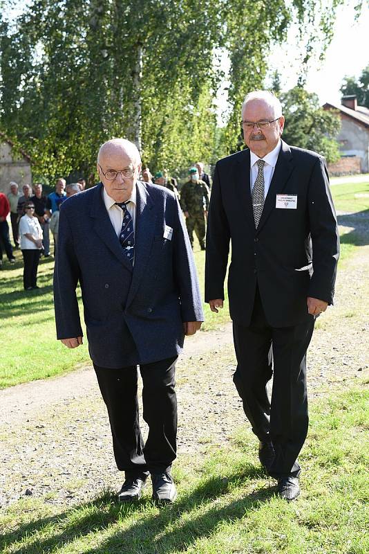 Z pietního aktu na počest kolínského rodáka, štábního kapitána Václava Morávka v Lošanech.