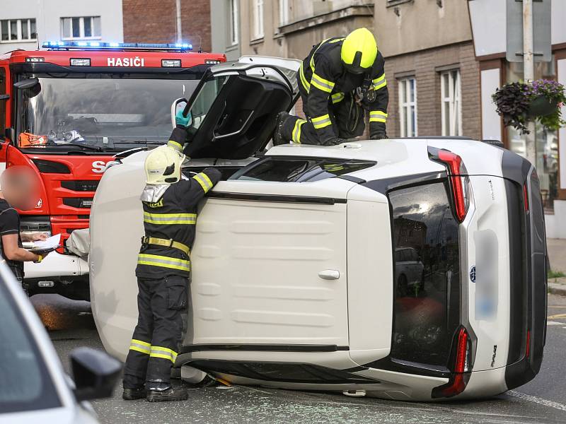 Dopravní nehoda automobilu značky Toyota RAV4 v ulici Na Louži v Kolíně.