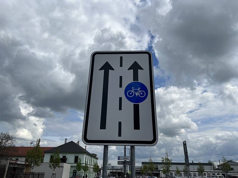 Cyklopruhy a cyklokoridory v Kolíně - ulice Dukelských hrdinů.