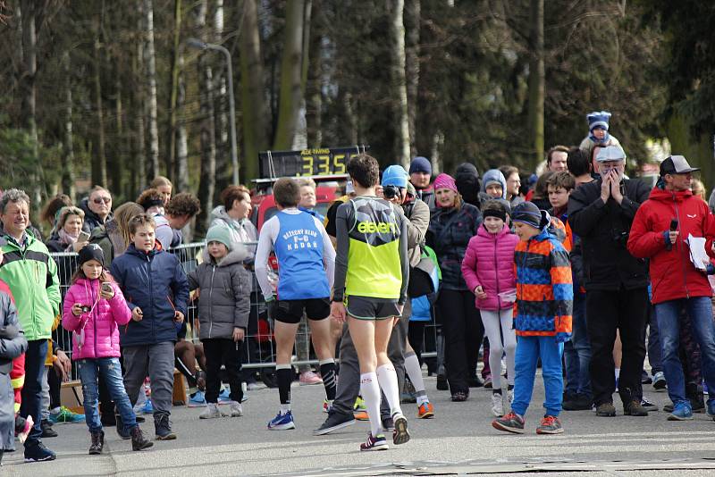 Tradičního běhu v Pečkách se účastní běžci různých věkových kategorií.