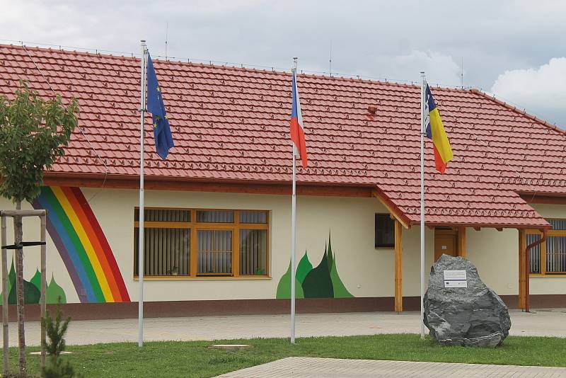 Mateřská škola a zahradní hřiště v Cerhenicích.