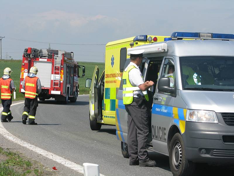 Těžká dopravní nehoda na kruhovém objezdu u Ovčár