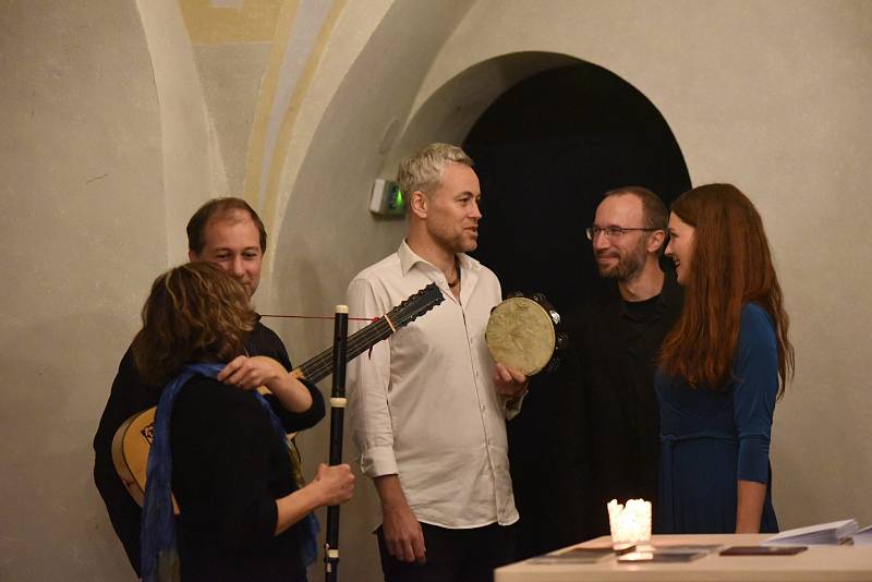 Festival Rosa Bohemica v kolínské synagoze: z vystoupení souboru Plaisirs de Musique se zpěvačkou Eliškou Tesařovou.