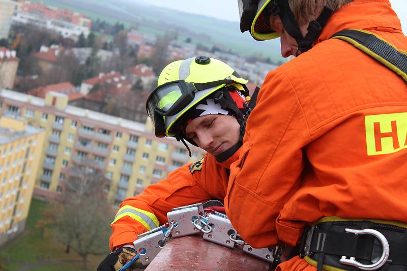 Lezecká skupina kolínských hasičů trénovala záchranu osob z výšky.