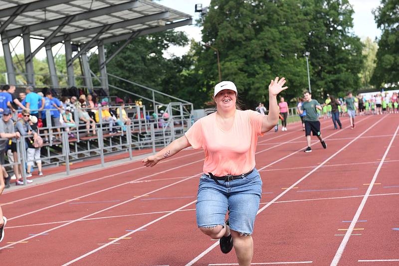 Z Her pro radost na atletickém stadionu v Kolíně.