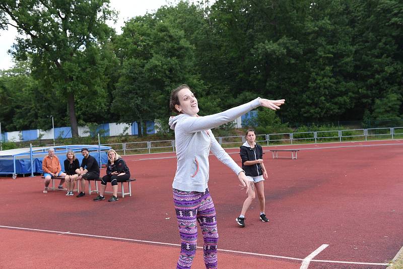 Z Her pro radost na atletickém stadionu v Kolíně.