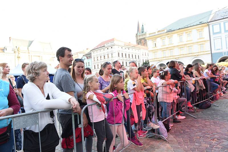 Kolínské kulturní léto: z koncertu kapely Czech It na Karlově náměstí.