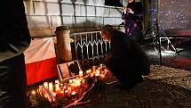 Několik stovek lidí všech generací se sešlo v sobotu před osmnáctou hodinou na kolínském Karlově náměstí před radnicí, aby zavzpomínalo a uctilo památku 17. listopadu.