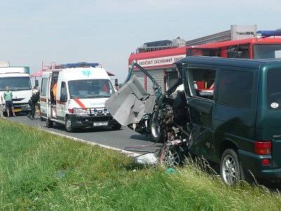 Ke smrtelné nehodě došlo na konci června tohoto roku  na hlavní silnici mezi Kolínem a Čáslaví u obce Libenice. Řidič tranzitu jel směrem od Kolína a příliš riskantně předjížděl. Osudná se mu stala srážka s protijedoucím kamionem.