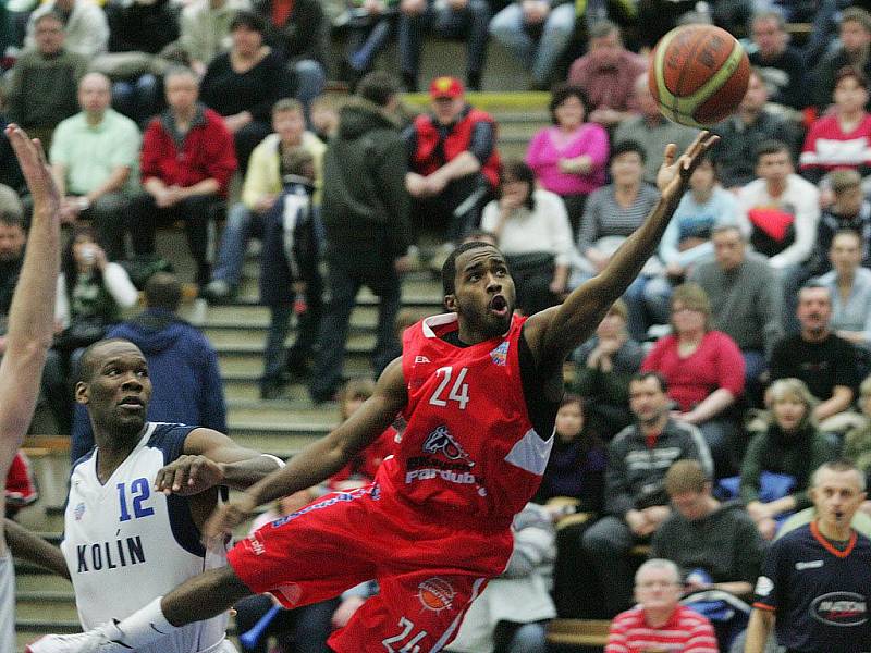 Z basketbalového utkání Mattoni NBL Kolín - Pardubice (71:82)