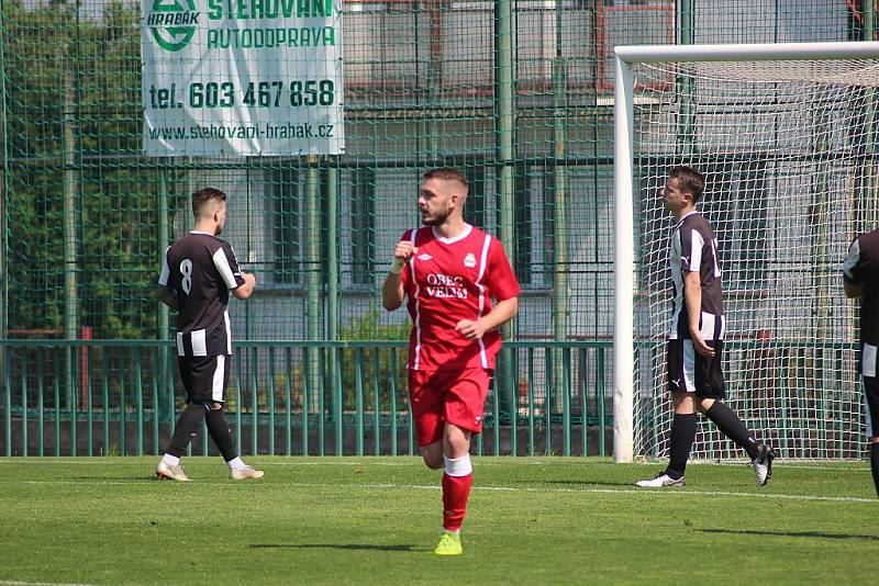 Z fotbalového utkání krajského přeboru Velim - Hřebeč (3:0)