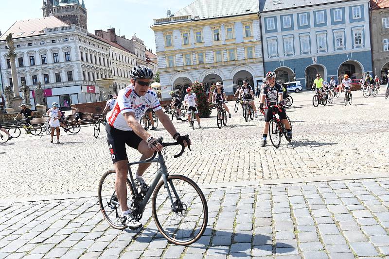 Dvacátého devátého května z Aše vyrazila na trať skupina cyklistů v již desátém ročníku projektu nazvaného Na kole dětem.