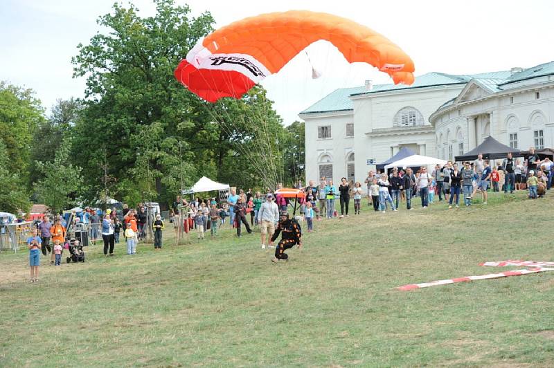 Festival Kefír se přesunul k zámku Kačina