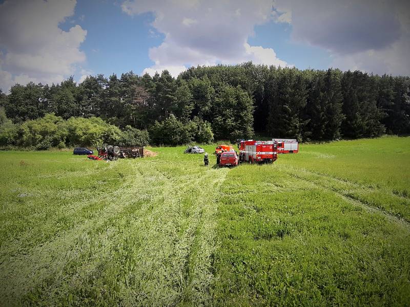 V polích u obce Krymlov se převrátil traktor. Dvěma mužům, kteří v traktoru jeli, se nehoda stala osudnou. 