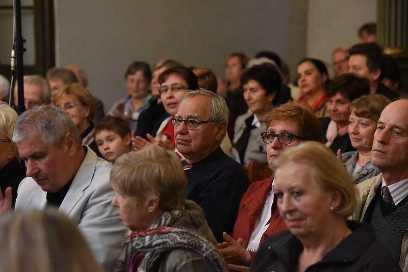 Již po osmnácté se první říjnový den konal v kolínské synagoze Vzpomínkový koncert na památku z Kolína odsunutých židů a opět v režii Vítězslava Podrazila a jeho orchestru Atlantis.