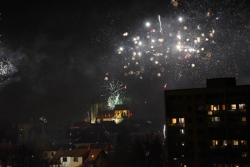 Ohňostroj oblékl kolínský chrám do barevného světelného deště.