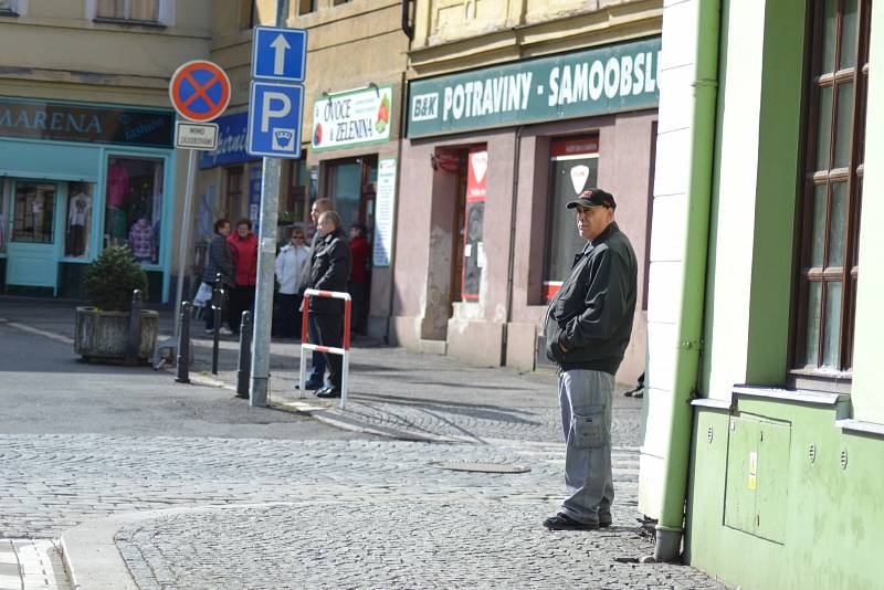 Miloš Zeman zavítal do terapeutického centra Modré dveře, venku na něj čekali jeho příznivci.