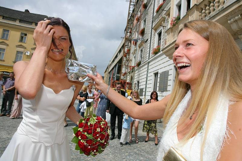 Šťastných osmiček využily i páry na kolínské radnici