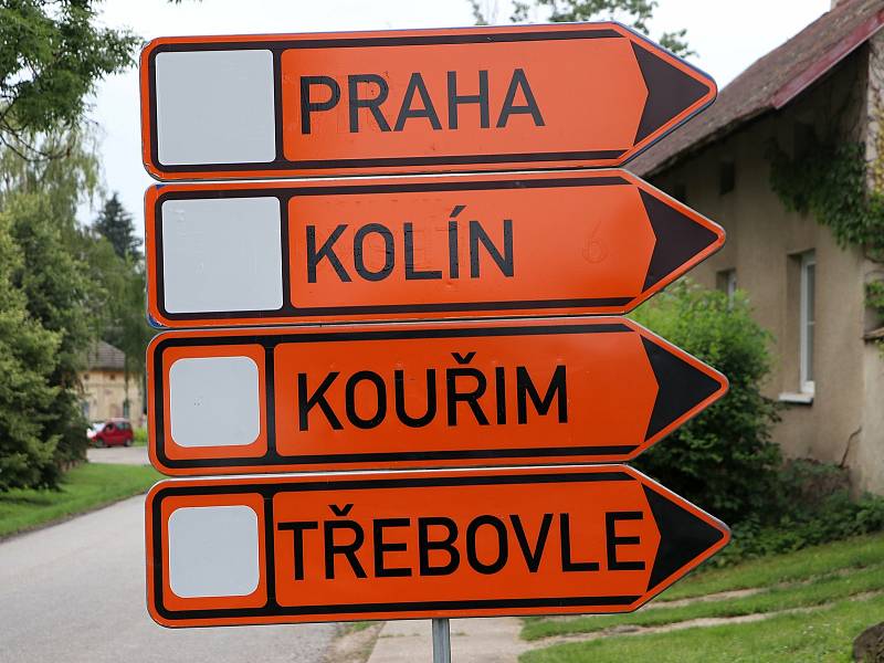 Z rekonstrukce křižovatky silnic I/12 a II/334 v katastru obce Třebovle.