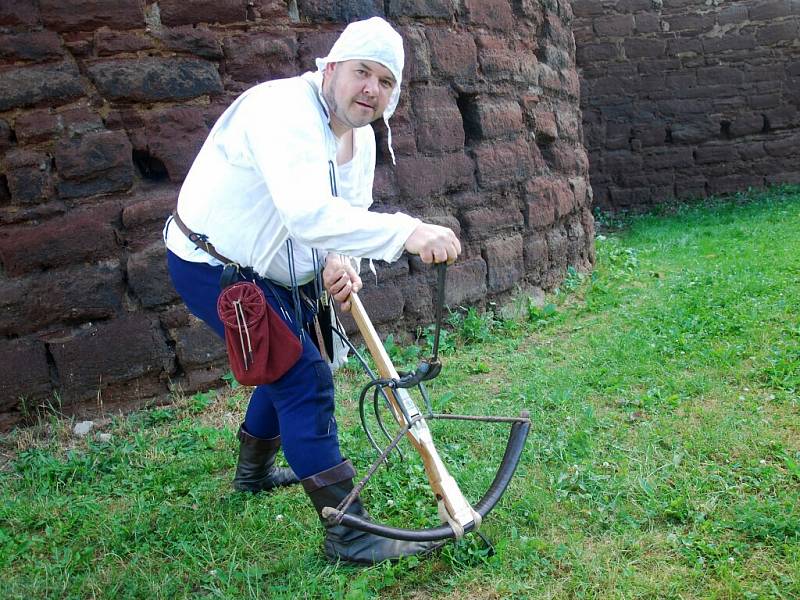 Zajímavostí českobrodského Sokolnického dne byla například ukázka kuší pro válku i lov