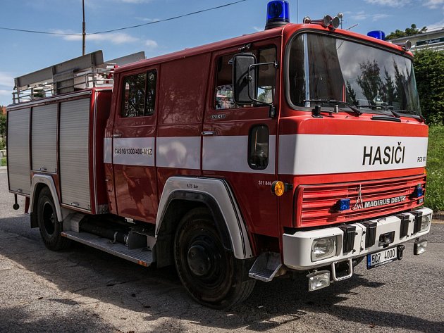 Vadný pohon garážových vrat zapálil sklad motocyklů v Číhalíně