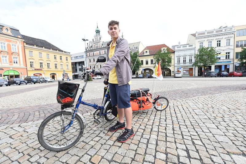 Cestu odvážného cyklisty požehnal farář a bývalý pedagog Jan Halama. 