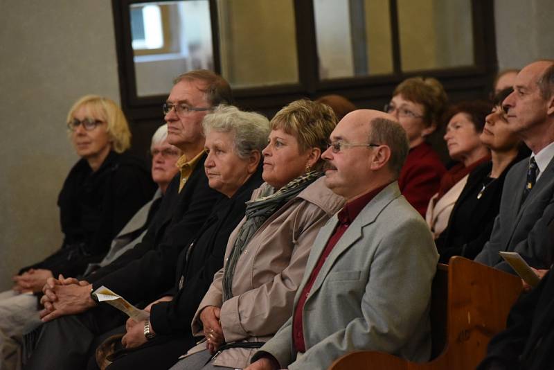 Tentokrát se v kolínské synagoze sešli členové a přátelé kolínského Kruhu přátel hudby na koncertu špičkového vokálně – instrumentálního souboru Linha Singers.