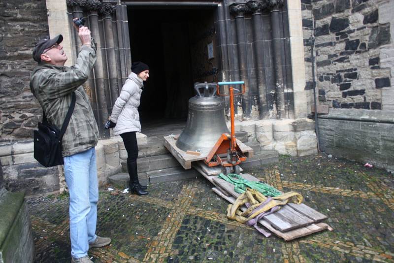 Usazování nových zvonů na zvonici chrámu sv. Bartoloměje.