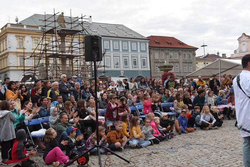 Z prvního dne Gasparády, mezinárodního festivalu neverbálního divadla na Karlově náměstí v Kolíně.