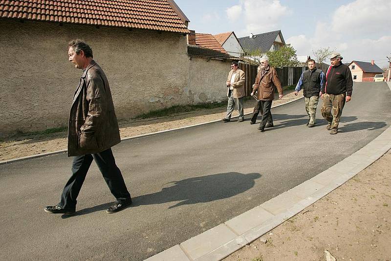 Ve Veltrubech slavnostně otevřeli nové silnice