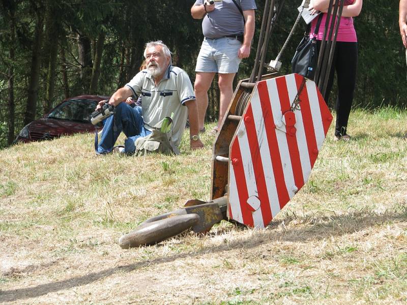 Žehnání novému zvonu a jeho osazování do kostela sv. Jakuba ve Stříbrné Skalici - Rovné