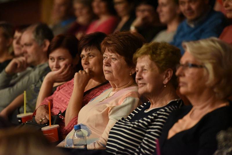 Tátovu volhu v kolínském kině uvedli její režisér a producent, divačky si odnášely květinu.