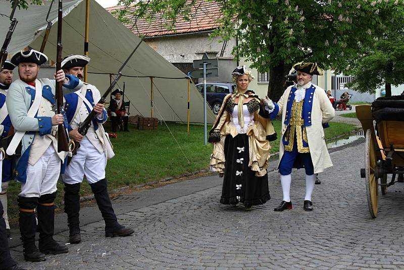 V Cerhenicích si užili pouťové atrakce, pouťovou zábavu a nechybělo ani verbování do historické armády spojené s ukázkami z Bitvy u Kolína.