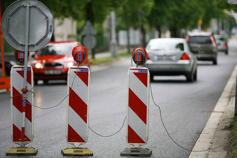 Veltrubská ulice byla částečně zprůjezdněna, zůstávají některá dopravní omezení.