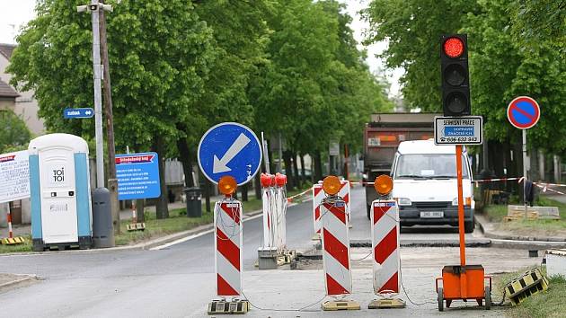 Veltrubská ulice byla částečně zprůjezdněna, zůstávají některá dopravní omezení.