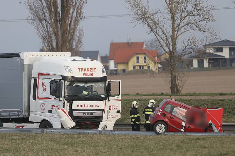 Ke smrtelné dopravní nehodě kamionu a osobního vozu došlo na obchvatu Kolína ve čtvrtek 19 března okolo 17. hodiny.