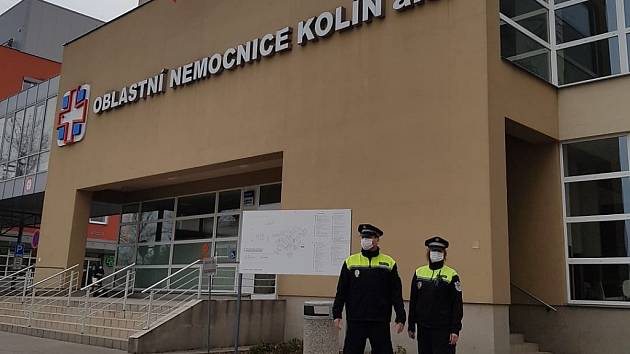 Strážníci městské policie na obchůzce v areálu Oblastní nemocnice v Kolíně.