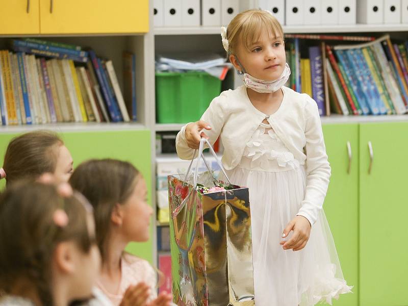 Předávání vysvědčení ve třídě 1. B. v Základní škole Mnichovická v Kolíně.