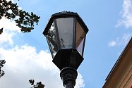První historizující lampy byly osazeny v Kouřimské ulici.