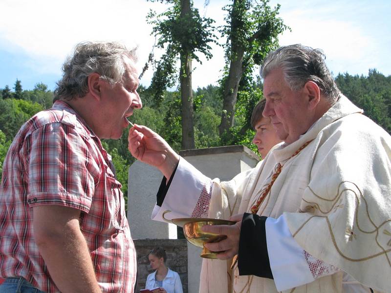 Žehnání novému zvonu a jeho osazování do kostela sv. Jakuba ve Stříbrné Skalici - Rovné