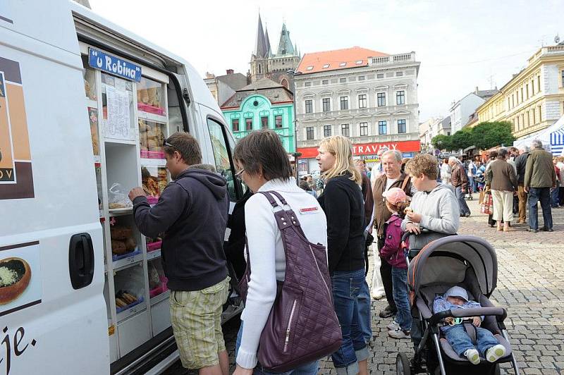 Podruhé se v sobotu dopoledne konal na kolínském Karlově náměstí Farmářský trh, který tentokrát navštívilo méně nakupujících, než při jeho premiéře. 