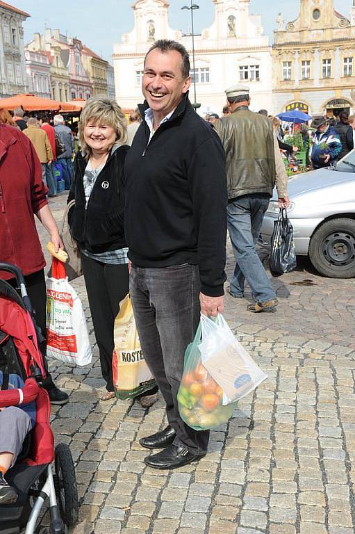 Podruhé se v sobotu dopoledne konal na kolínském Karlově náměstí Farmářský trh, který tentokrát navštívilo méně nakupujících, než při jeho premiéře. 
